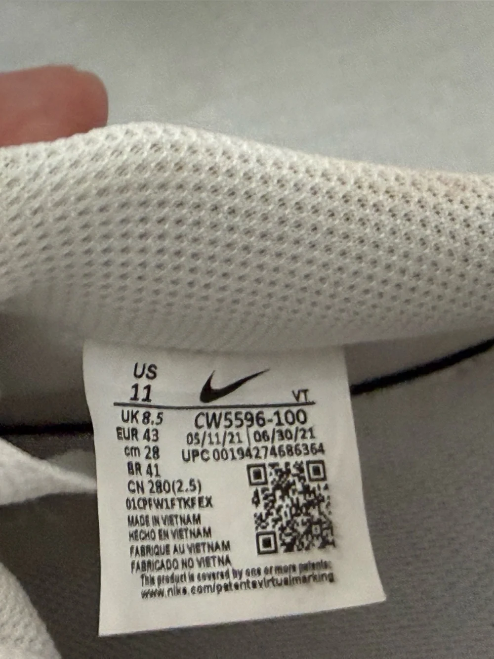 Nike white low